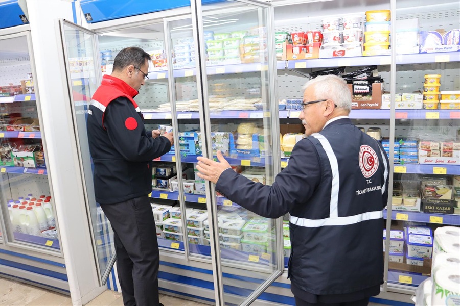 RAMAZAN AYI ÖNCESİNDE VATANDAŞLARIN GÜVENİLİR GIDAYA ULAŞMASI VE EKONOMİK HAKLARININ KORUNMASI AMACIYLA GÜMÜŞHANE GENELİNDE GIDA ÜRÜNLERİNE YÖNELİK HAKSIZ FİYAT ARTIŞLARI VE FİYAT ETİKETİ DENETİMLERİ ARTIRILDI